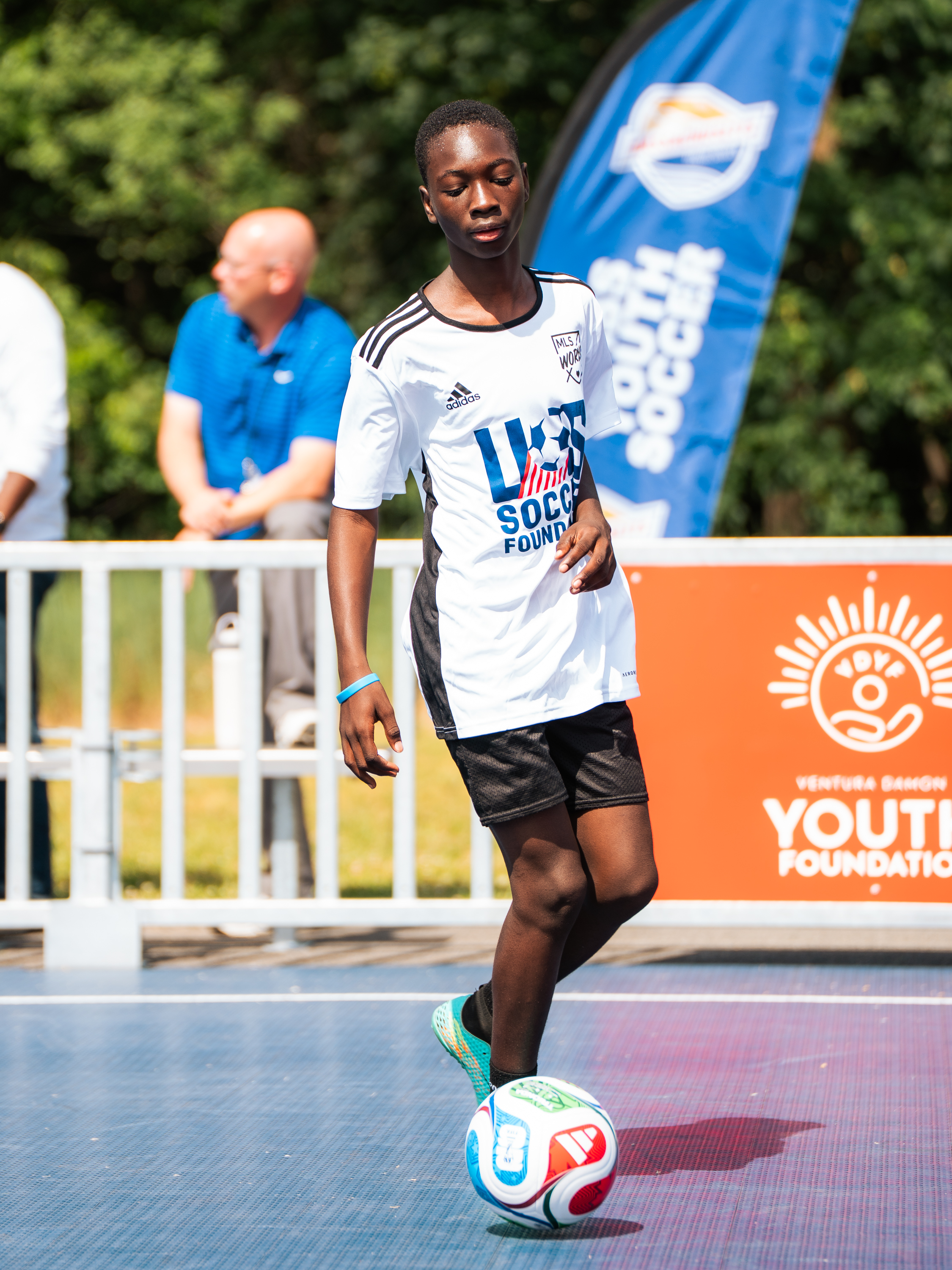 Youth player dribbling at the Ventura Damon Youth Foundation event
